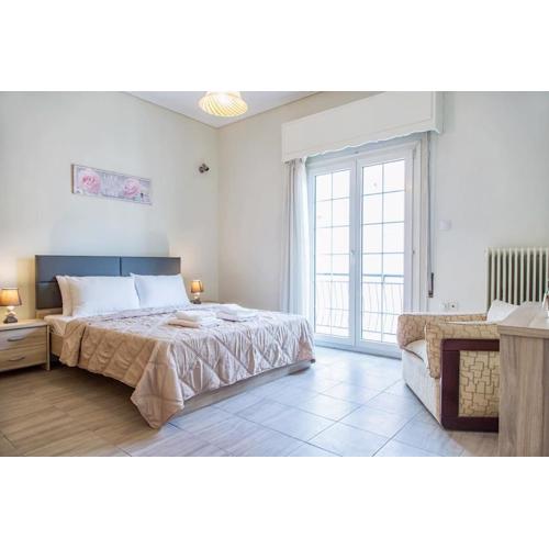 Sunny & Spacious 2BD apt near Acropolis