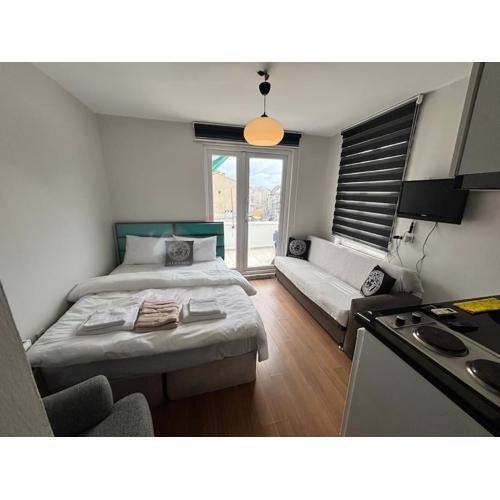 Sunny Terrace Retreat Near Taksim Square