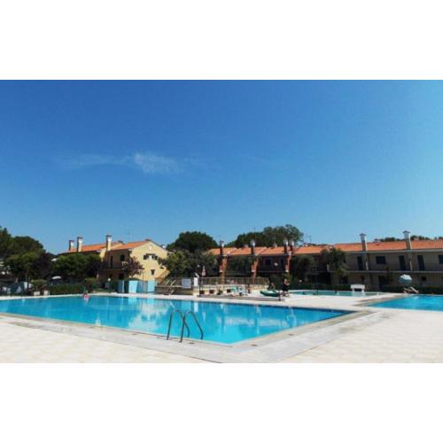 Sunny villa escape with private garden