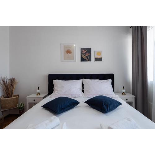 SunnyRose Apartment - walking distance from Znjan beach - free public parking - huge balcony