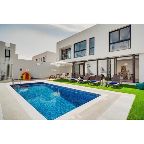 SunnyVillas 4BR New Villa Private Pool in Pernera