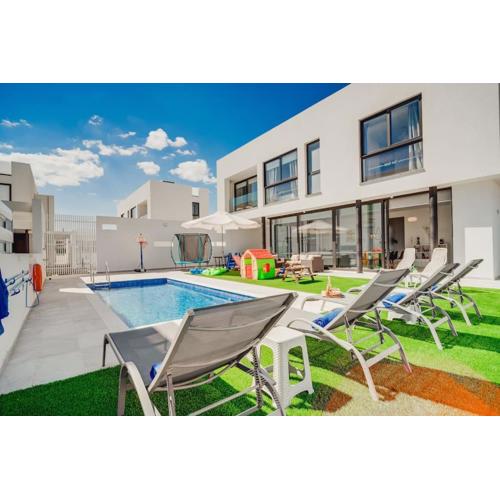 SunnyVillas 4BR New Villa Private Pool in Pernera