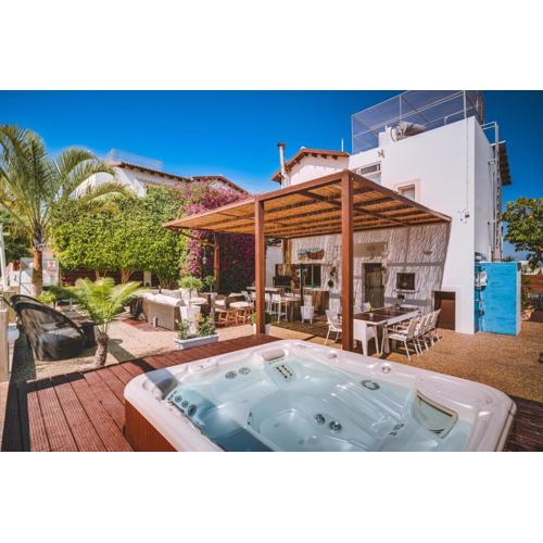SunnyVillas: 4BR Villa☆Private Pool + Jacuzzi - Villa Amelie
