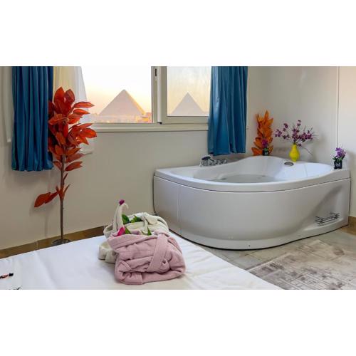 SunRise Jacuzzi & Pyramids view
