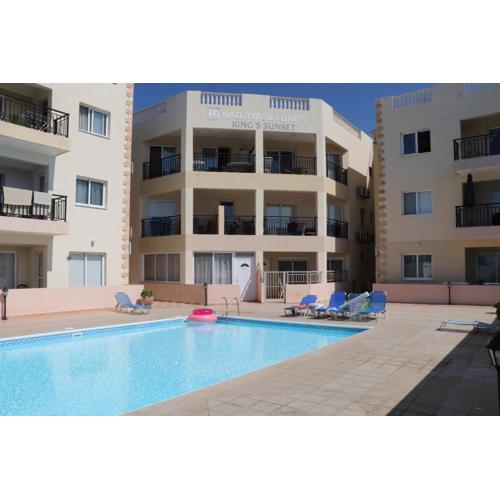 Sunset apartment with pool & 10 mins to Venus beach
