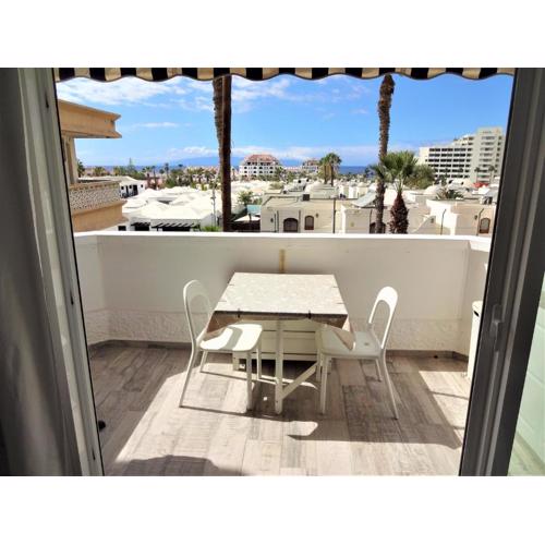 Sunset apartment with sea view and free WIFI in the heart of Las Americas
