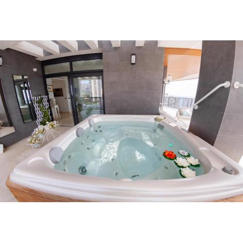 Sunset Waves Benidorm Julieta vistas al mar PREMIUM 200 mt2 con jacuzzi en terraza