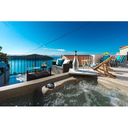 Sunshine Apartment with Hot Tub