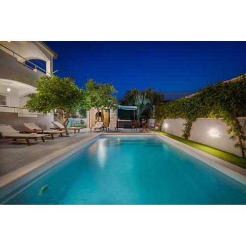 Sunshine Holiday Home
