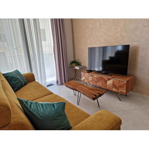 Sunshore N5 - Sea Views, Cozy Balcony, Steps from the Promenade