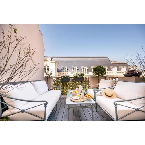 Superb flat with terrasse & 24-7 security in the heart of Paris!