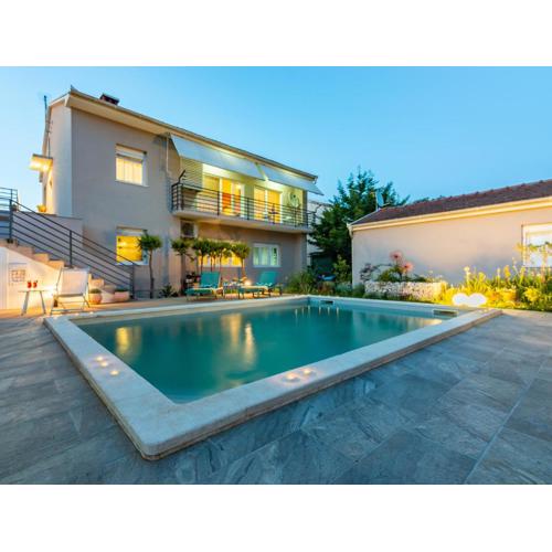 Superior House with Pool