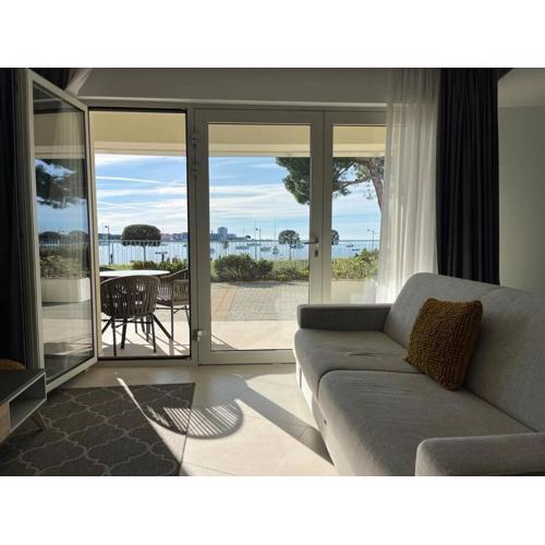 Superior Seaview Apt. with Pool