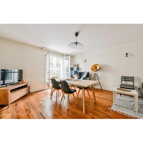 T2 with Stunning Balcony 55m2 Paris 17
