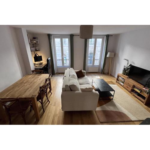 T3 bright and quiet 2 steps Montmartre Batignolles