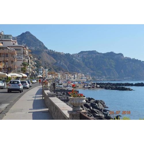 Taormina Bay, sleeps 6, 30 meters from the sea