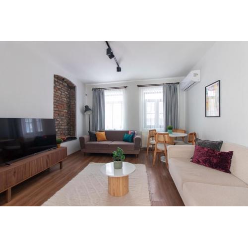 Tastefully Designed 2BR with a Lush Backyard