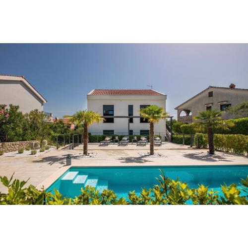 Tea Deluxe Apartment with private Pool