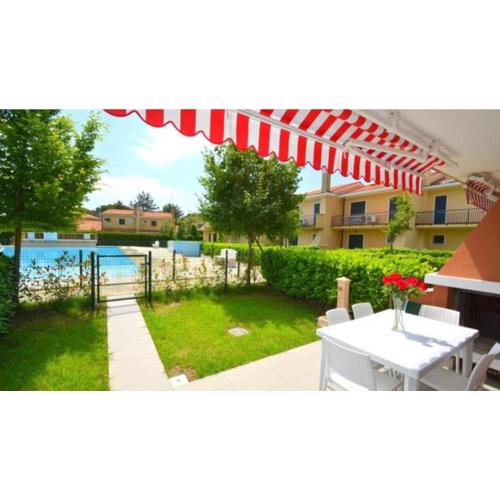 Terraced house with swimming pool
