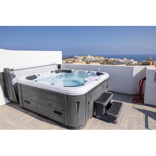 Terraced Penthouse with Views and Jacuzzi