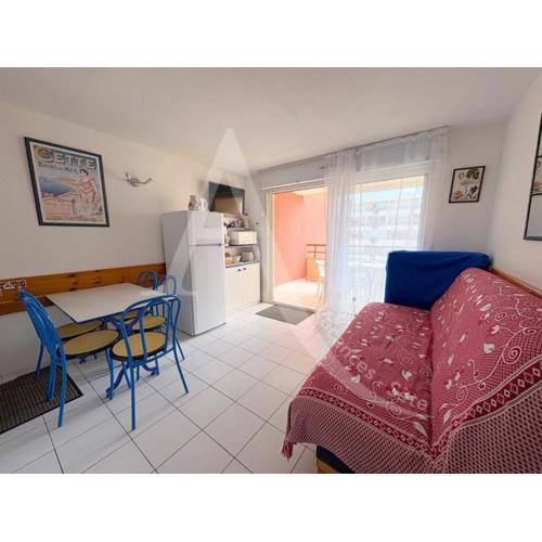 Terrasse vue piscine et apercu mer pour 4 personnes avec garage