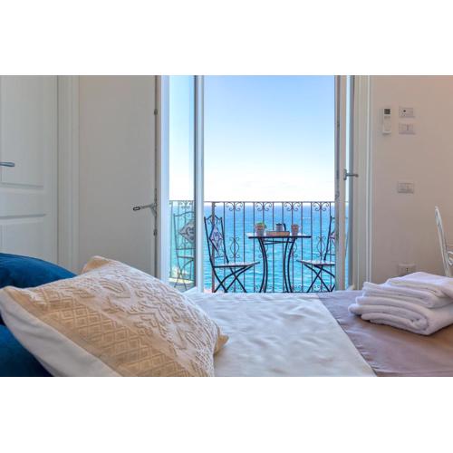 Terrazza & Romantica sospese sul mare del Borgo Antico --- Terrace & Romantic over the sea of the Ancient Village