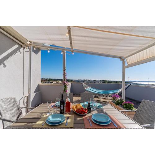 Terrazza vista mare e box auto
