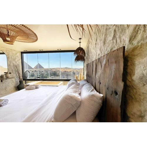 The 2 BDR Pyramids Vista w Bathtub