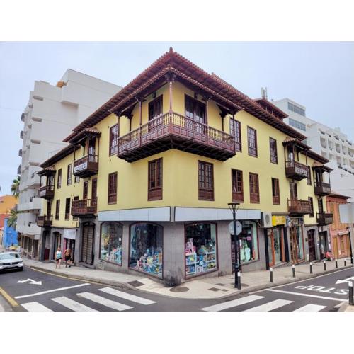 The Balcony House with FREE PARKING