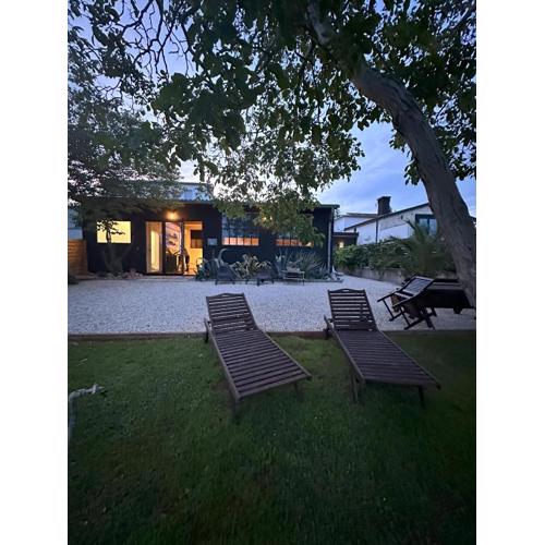 The BLACK HOUSE - Modern holiday home with garden,1500m from beach