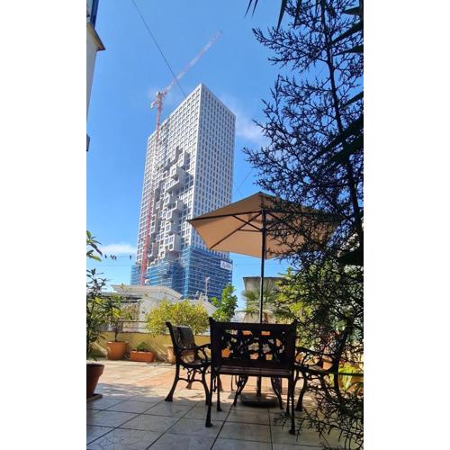 The Bloom Veranda - Elegant City Center Retreat