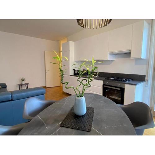 The Charme - Modern Apartment in Como with Balcony