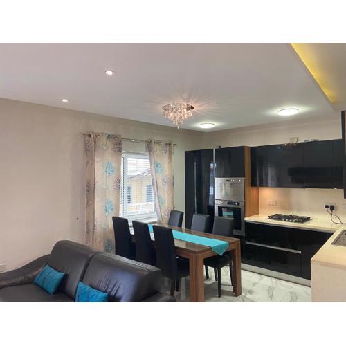 The Coastal Haven - Steps from Sliema\