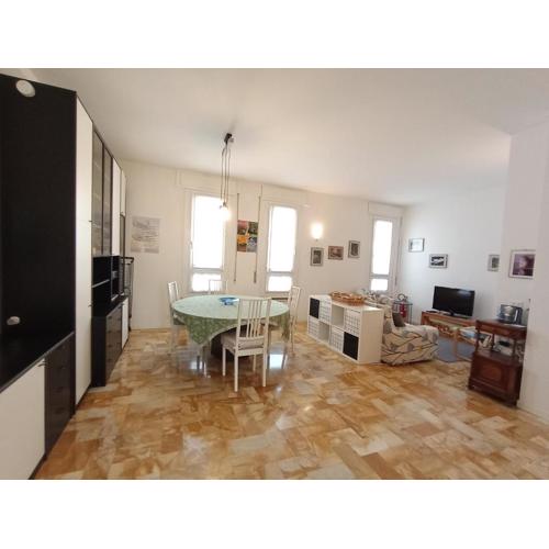 The Family Haven, semi-central & large suite, with garage!