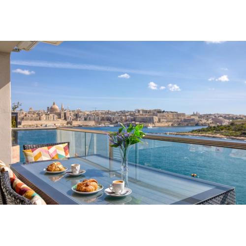 The Golden Mile Luxury Seafront Apartment in Sliema