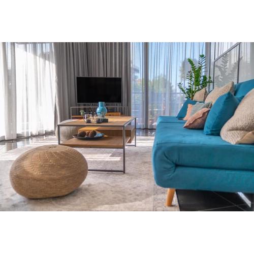 The HostMaster Urban Bliss