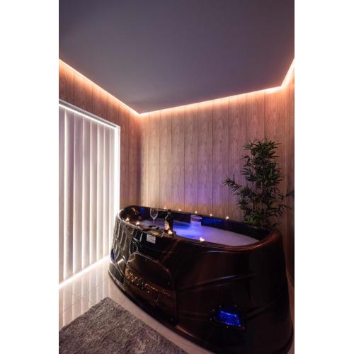 The Pinnacle 3 - 2bed W Indoor Jacuzzi! By Homely