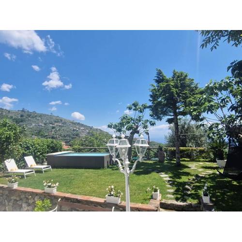 The Retreat Rustic Charm, Views & Pool