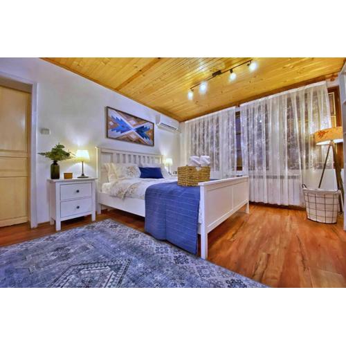 The Secret Lodge- NEW with private GARAGE, entire house