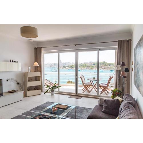The Strand Luxurious Seafront Apartment