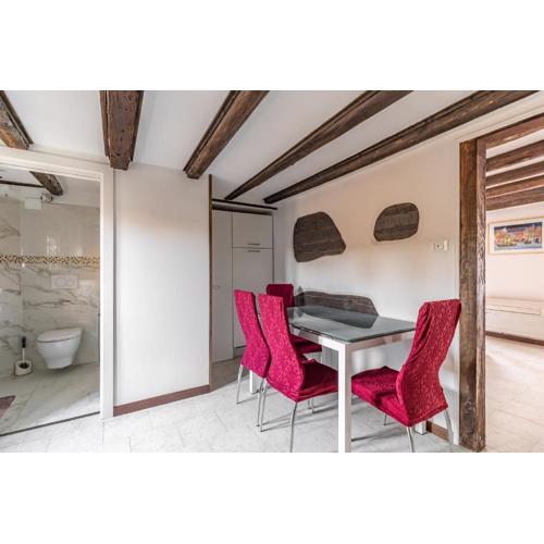The Venice Red Door Apartment