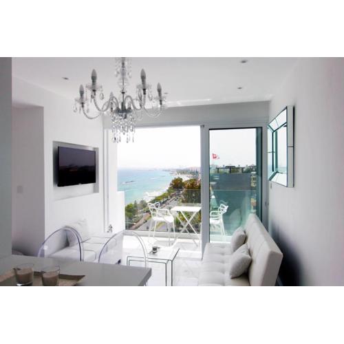 The White Pearl Suite - beach front city centre with sea view.