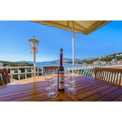 Three Bedroom Apartment With Amazing Sea View