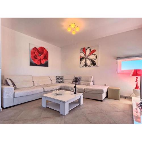 Three Bedroom Apartment with Sea View and Pool Aside