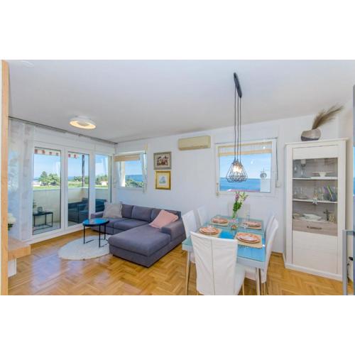 Three bedroom apartment with sea view and secure private garage