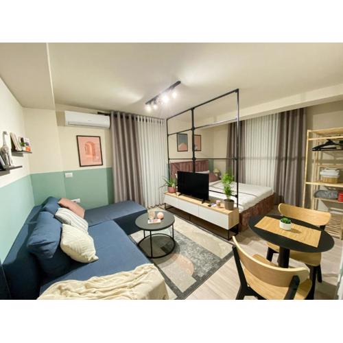 Three doors apartments, Strawberry Studio