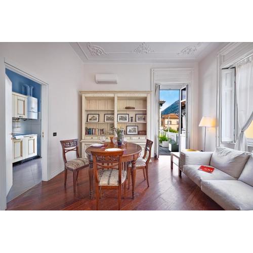 Three-room apartment in Como center