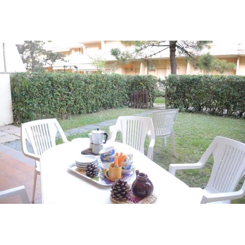 Three room flat with garden encIosed by hedge