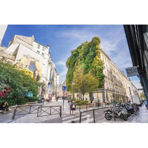 Tiny Suite 12 D Paris’s heart!