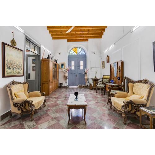 To Hani - Large Traditional House